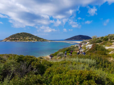 Πεζοπορία μεταξύ βουνού και θάλασσας